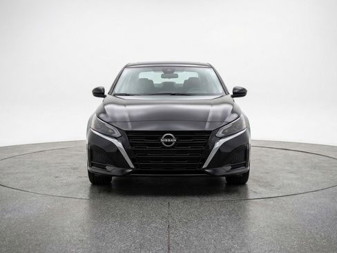 Used 2025 Nissan Altima 2.5 SV FWD image 2