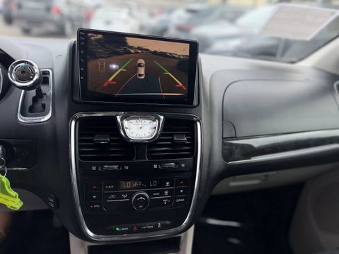 Used 2015 Chrysler Town & Country Touring FWD image 27