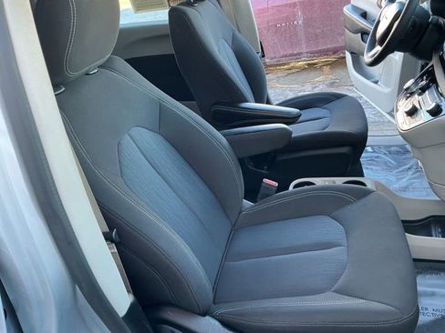 Used 2023 Chrysler Voyager LX image 34