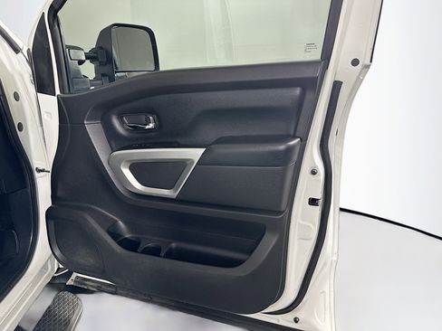 Used 2018 Nissan Titan SV w/ SV Convenience Package image 31