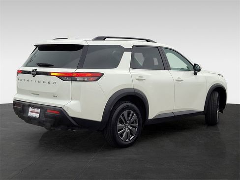 Used 2024 Nissan Pathfinder SV image 4