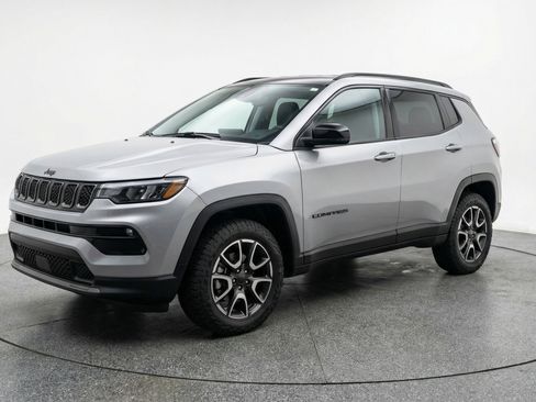 Used 2025 Jeep Compass Trailhawk image 3