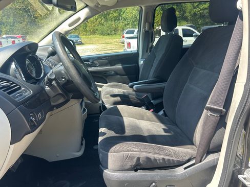 Used 2019 Dodge Grand Caravan SE w/ UConnect Hands-Free Group FWD image 8