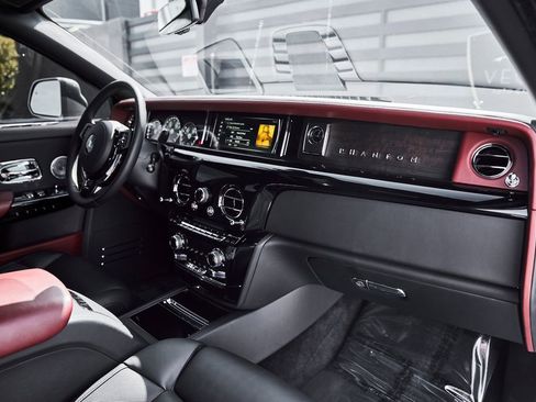Used 2024 Rolls-Royce Phantom Sedan RWD image 56