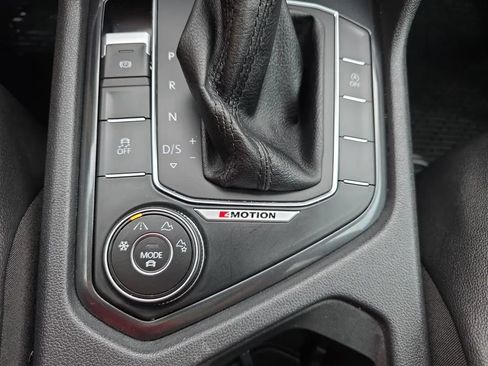 Used 2018 Volkswagen Tiguan SEL AWD/4WD image 35