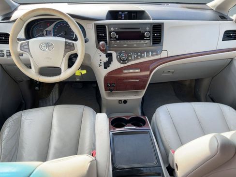 Used 2013 Toyota Sienna XLE image 16