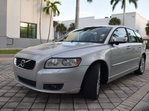 Used 2011 Volvo V50 T5 image 2