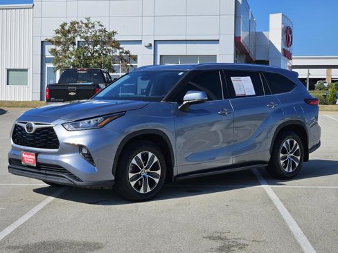 Used 2020 Toyota Highlander XLE image 3