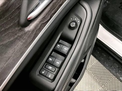 Used 2024 Jeep Grand Cherokee Limited w/ Luxury Tech Group II AWD/4WD image 32