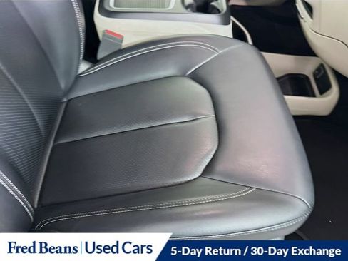 Used 2023 Chrysler Pacifica Touring-L FWD image 39