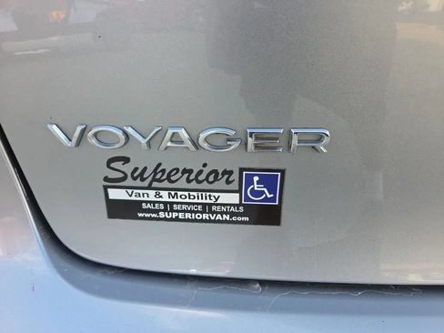 Used 2021 Chrysler Voyager Lxi FWD image 22