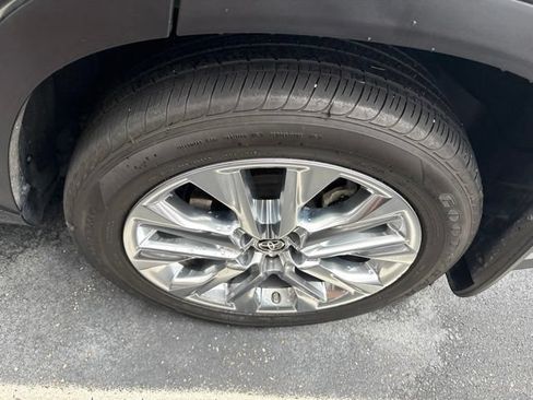 Used 2023 Toyota Highlander Limited FWD image 11