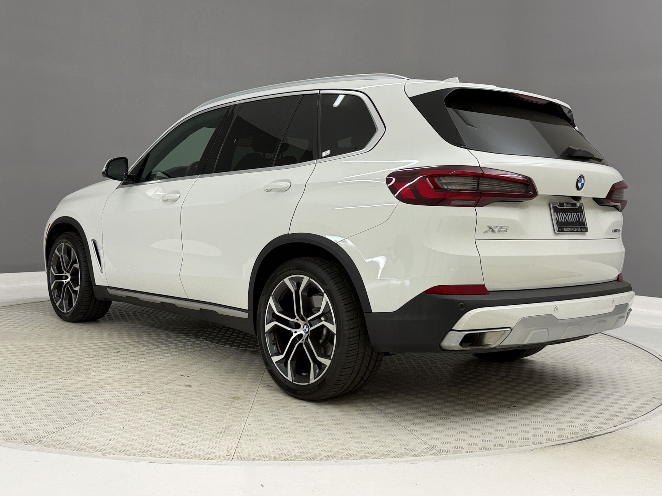 Used 2023 BMW X5 xDrive40i w/ Premium Package AWD/4WD image 3