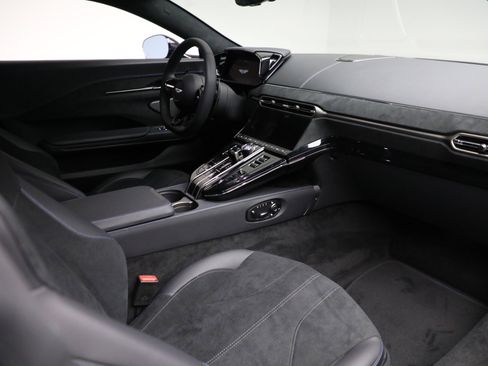 Used 2025 Aston Martin V8 Vantage Coupe image 20