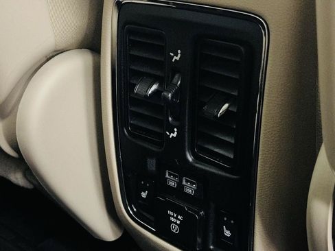 Used 2020 Jeep Grand Cherokee Limited w/ Luxury Group II AWD/4WD image 38