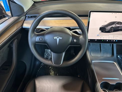 Used 2023 Tesla Model Y Long Range AWD/4WD image 4