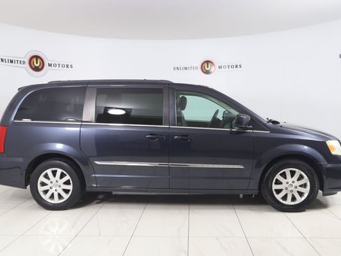 Used 2013 Chrysler Town & Country Touring FWD image 2