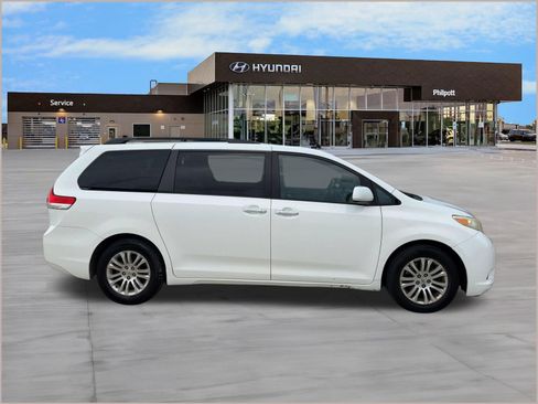 Used 2011 Toyota Sienna XLE w/ XLE Navigation Pkg FWD image 8