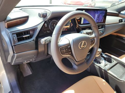 Used 2025 Lexus ES 300h w/ Premium Package image 11