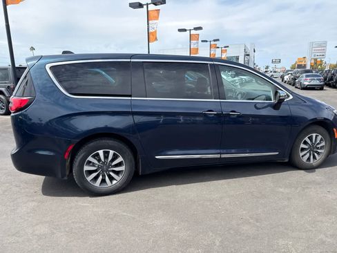 Used 2023 Chrysler Pacifica Limited FWD image 11