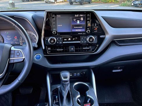 Used 2022 Toyota Highlander XLE image 6