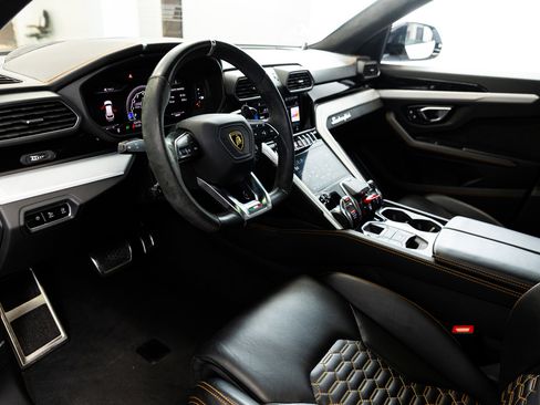 Used 2021 Lamborghini Urus image 39