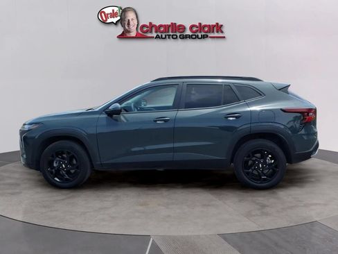 Used 2025 Chevrolet Trax LT FWD image 2