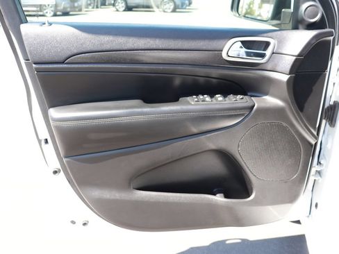 Used 2017 Jeep Grand Cherokee Altitude RWD image 8