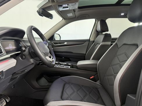 Used 2025 Volkswagen Atlas Peak Edition SE AWD/4WD image 18