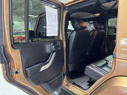 Used 2015 Jeep Wrangler Unlimited Sahara image 23
