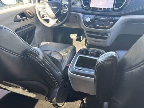 Used 2024 Chrysler Pacifica Touring-L FWD image 36