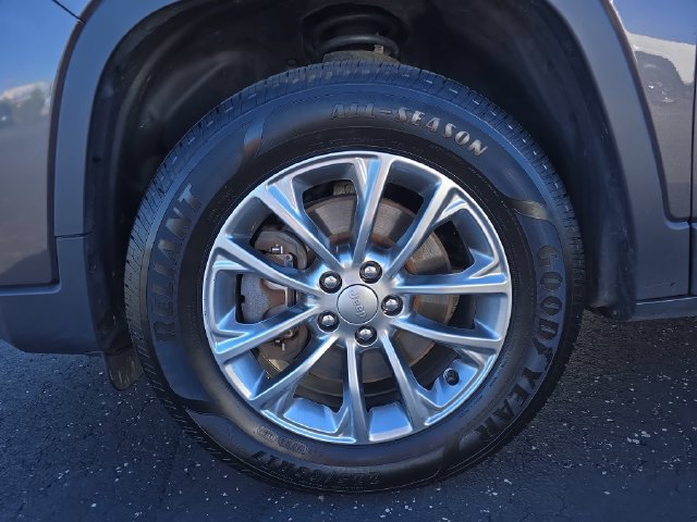 Used 2020 Jeep Cherokee Latitude Plus w/ Cold Weather Group AWD/4WD image 10