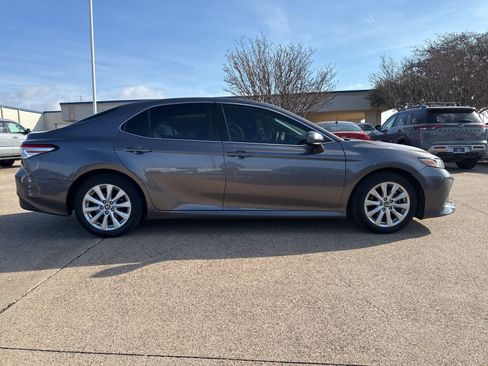 Used 2020 Toyota Camry LE image 8