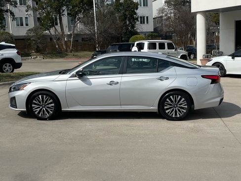 Used 2024 Nissan Altima 2.5 SV image 3