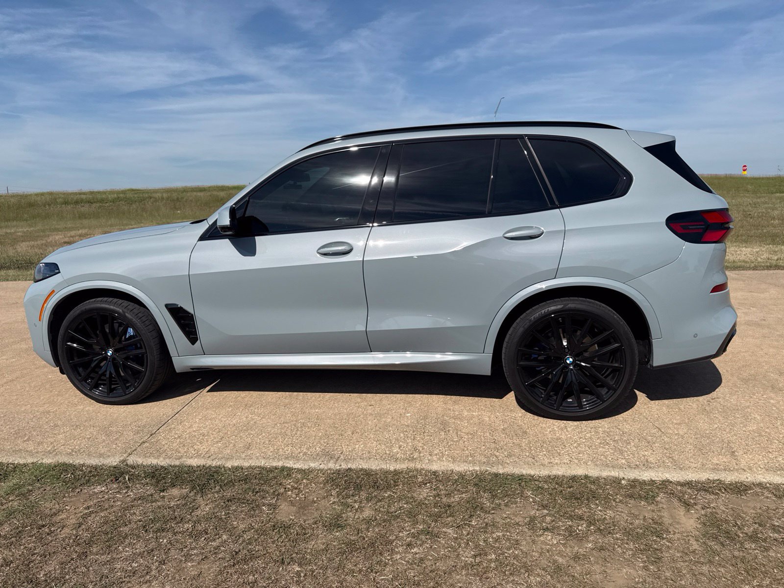 Used 2025 BMW X5 xDrive40i w/ Executive Package AWD/4WD image 2