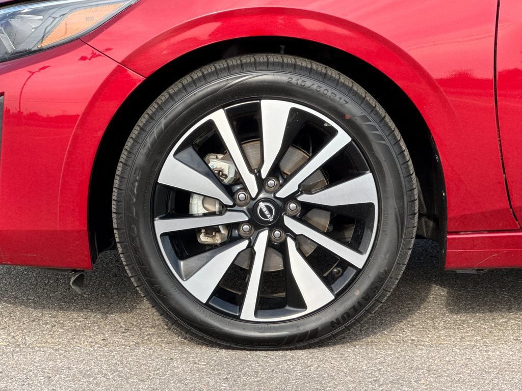 Used 2025 Nissan Sentra SV w/ SV Premium Package FWD image 31