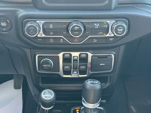 Used 2019 Jeep Wrangler Unlimited Sahara image 23