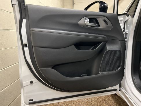 Used 2025 Chrysler Pacifica Select image 17