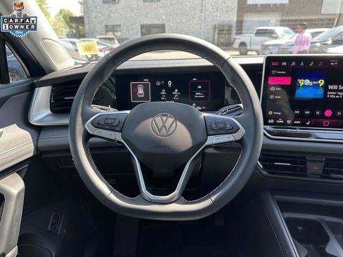 Used 2025 Volkswagen Tiguan SE w/ Panoramic Sunroof Package AWD/4WD image 14
