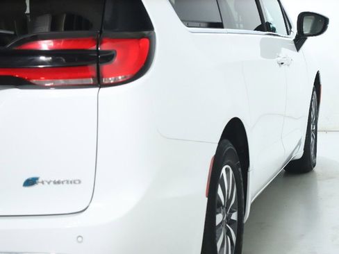 Used 2024 Chrysler Pacifica Select image 44