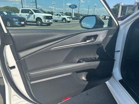 Used 2025 Toyota Camry SE image 17