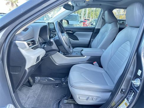 Used 2022 Toyota Highlander XLE image 13