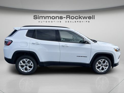 Used 2025 Jeep Compass Latitude AWD/4WD image 6