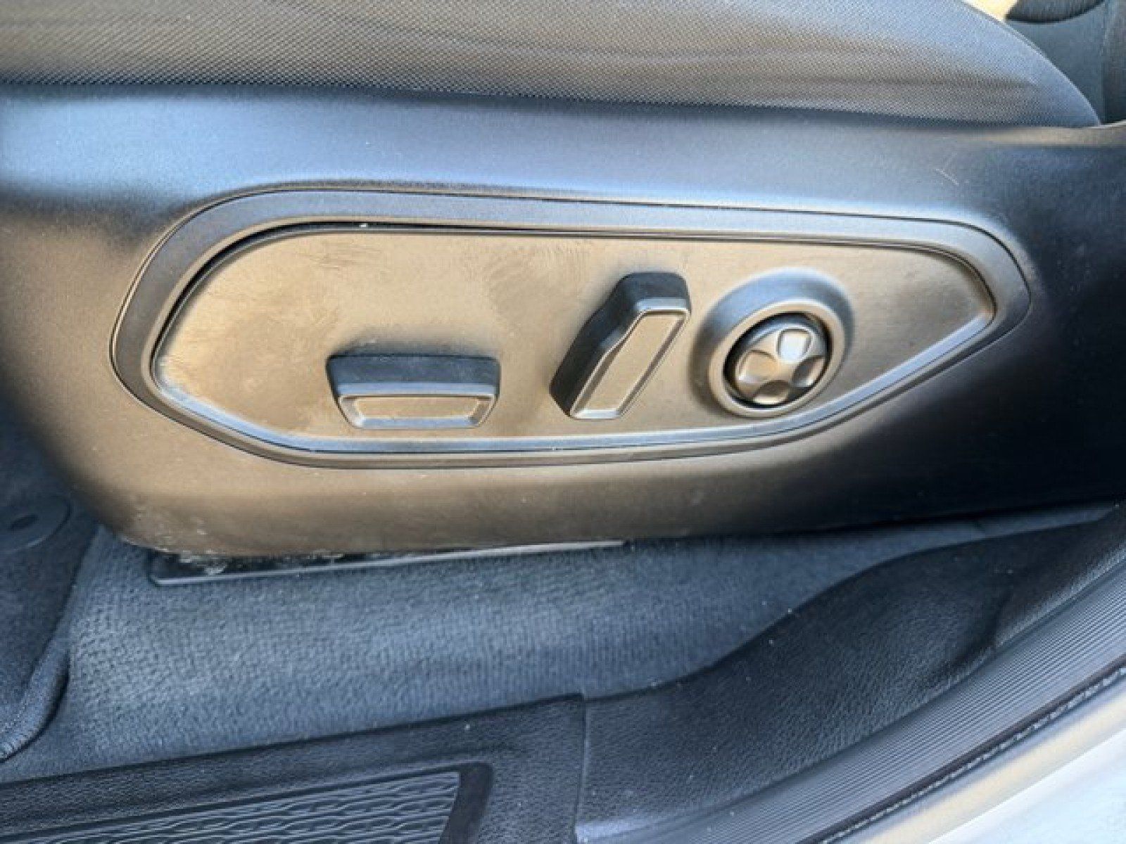 Used 2023 Jeep Grand Cherokee Laredo w/ Luxury Tech Group I RWD image 11