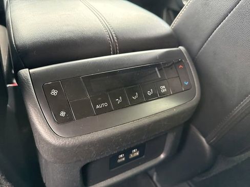 Used 2023 Nissan Pathfinder SL AWD/4WD image 18