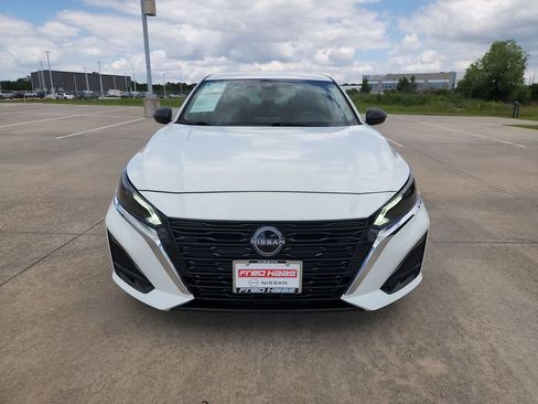 Used 2025 Nissan Altima 2.5 SV FWD image 9