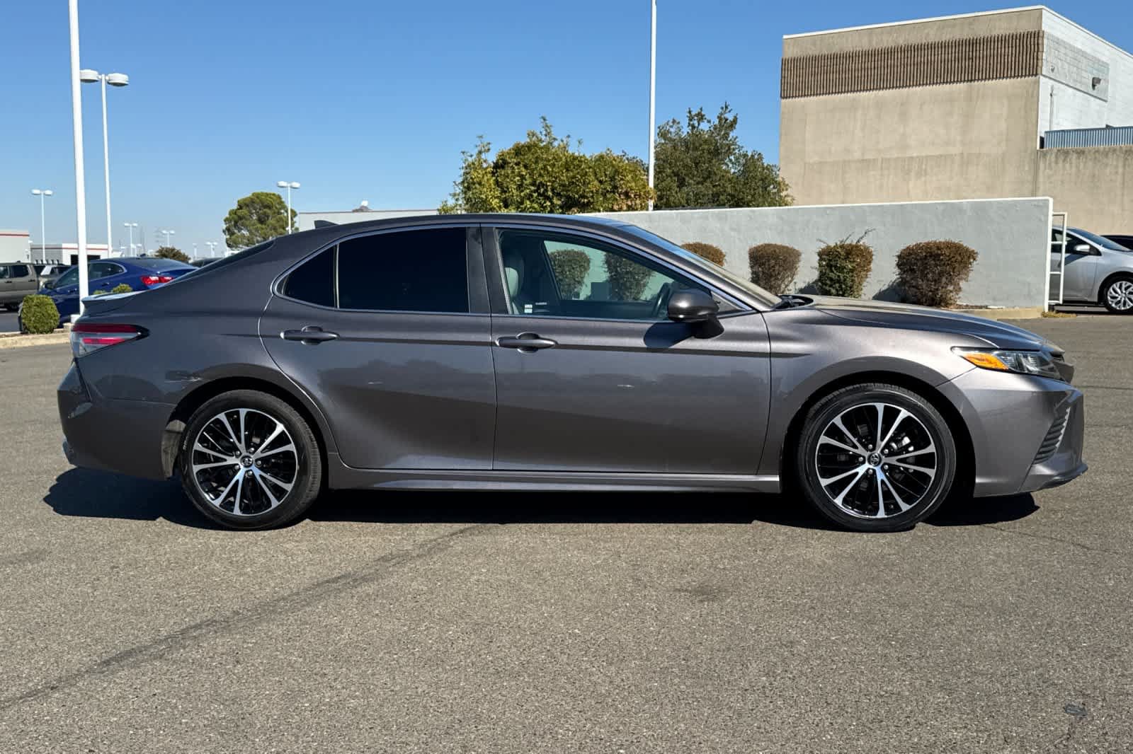 Used 2019 Toyota Camry SE w/ Carpet Mat Package FWD image 5