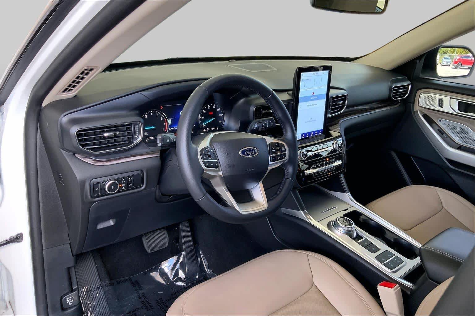 Used 2024 Ford Explorer Limited w/ Limited Technology Package RWD image 18