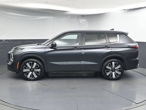 Used 2025 Mitsubishi Outlander AWD image 4
