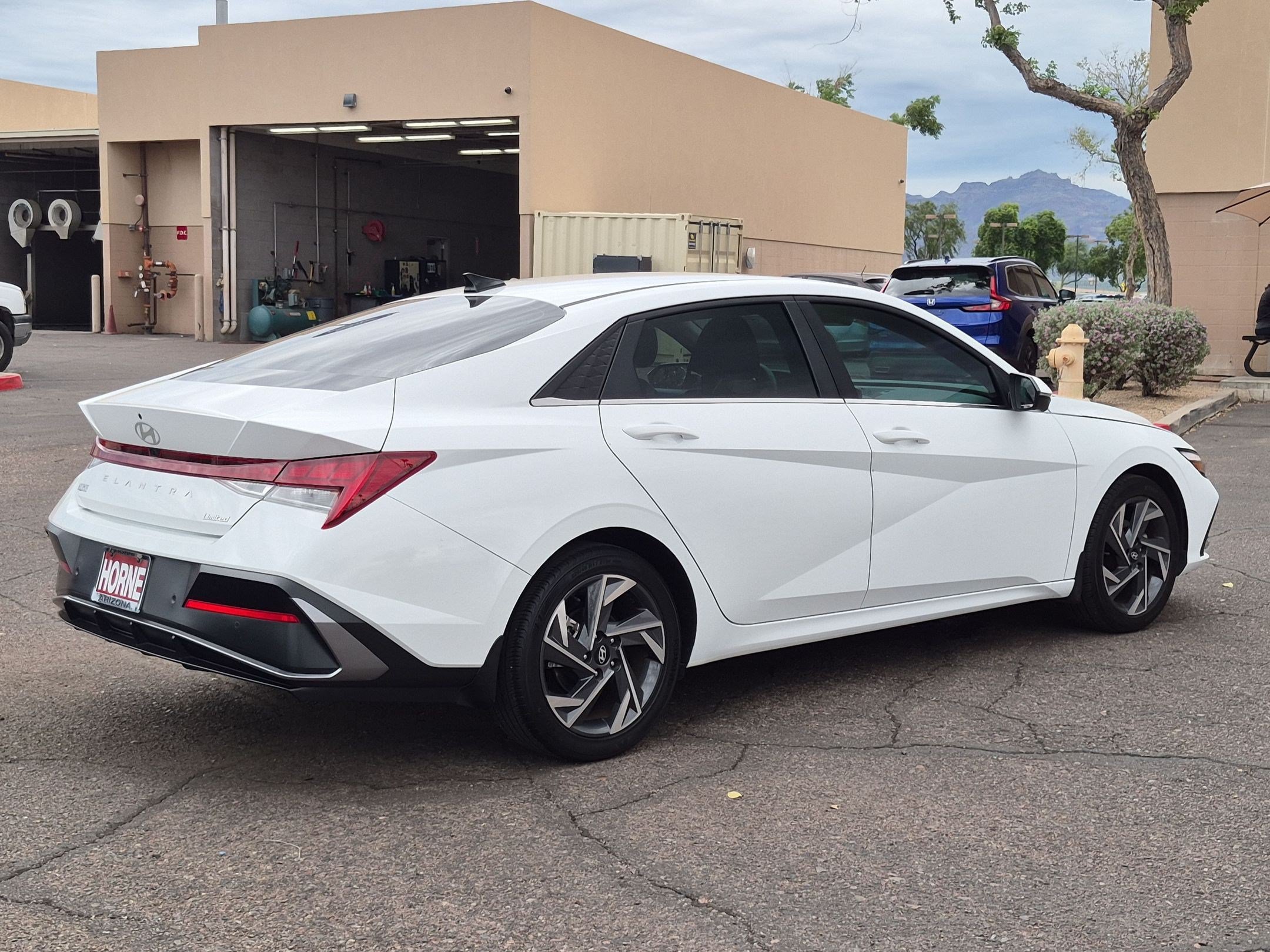 Used 2024 Hyundai Elantra Limited FWD image 5